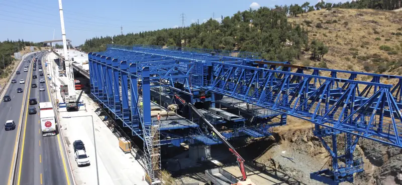 Μπλε φορείο δίπλα στην κυκλοφορία της Περιφερειακής