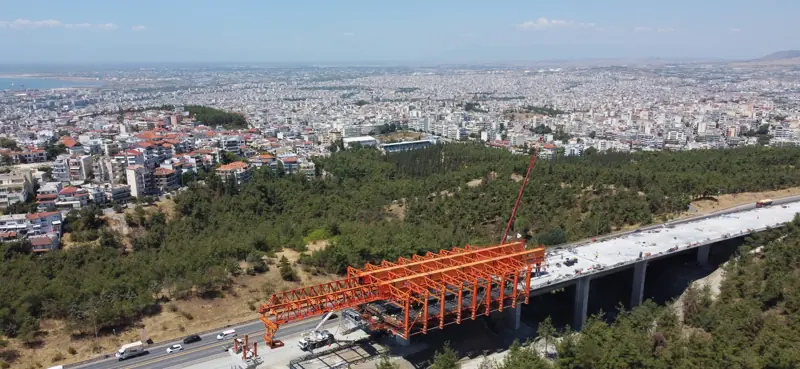 Πορτοκαλί μεταλλικό φορείο πάνω στο κατάστρωμα της γέφυρας