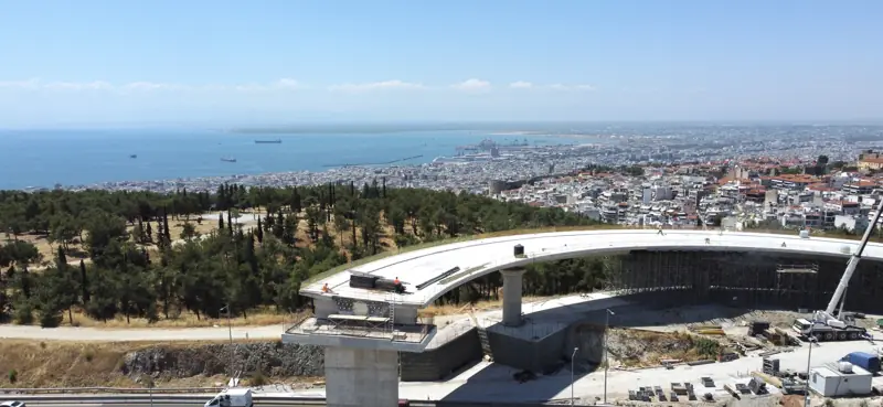 Κόμβος του Flyover με θέα τον Θερμαϊκό