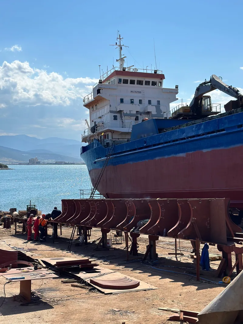 Νομείς γάστρας μπροστά σε φορτηγό πλοίο στο ναυπηγείο